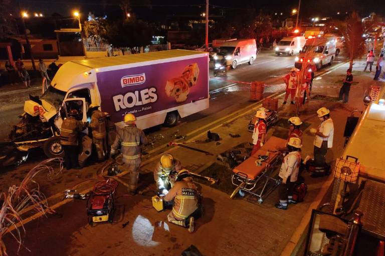 Chófer queda prensado tras chocar contra pipa en el Venadillo en Mazatlán