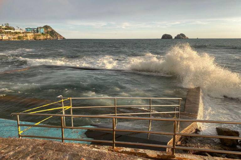 Por oleaje elevado en Mazatlán, cierran la alberca de Carpa Olivera a locales y turistas