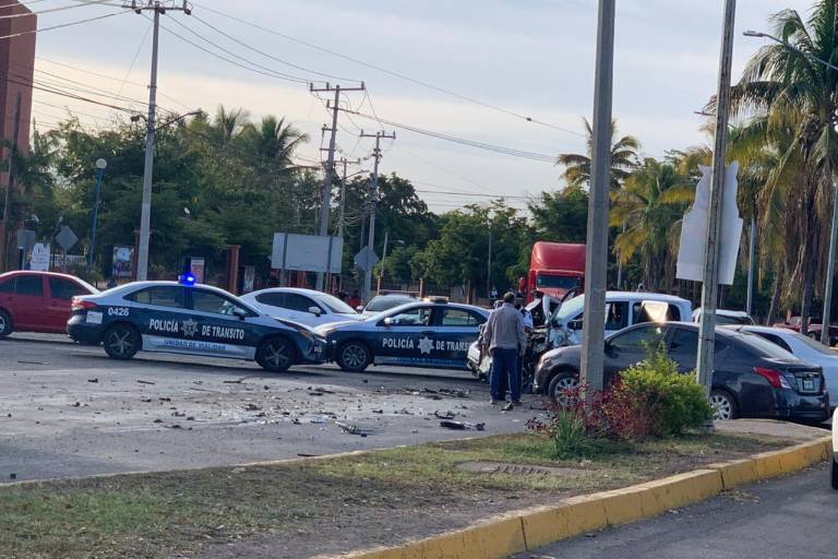 Un accidente termina en una volcadura en las cercanías de Ciudad Universitaria, en Culiacán