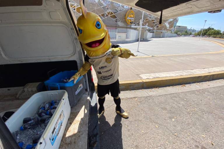 El Gran Pez hidrata la jornada de vacunación en Culiacán