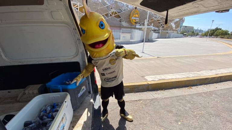 Eldo muestra los sueros que repartió.