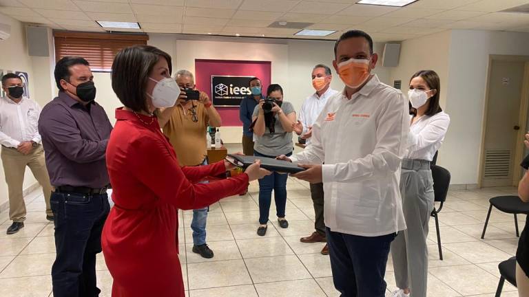 Sergio Torres Félix se registra ante el IEES, como candidato a la Gubernatura de Sinaloa por el Movimiento Ciudadano.