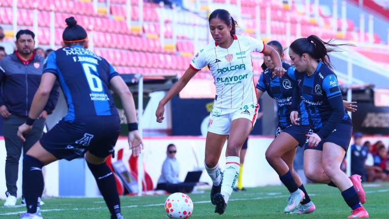 El juego se reanudó después de 15 minutos sin mayores incidentes.