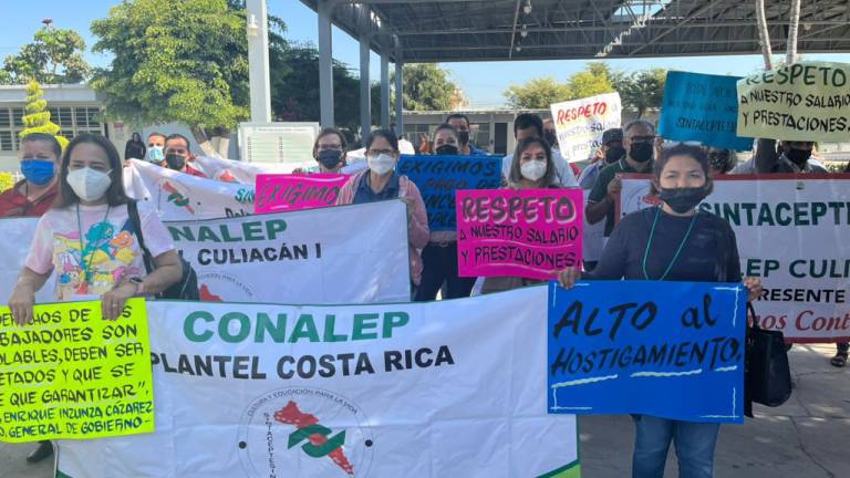 Los maestros y maestras se manifestaron en las instalaciones del plantel Conalep Culiacán 1.
