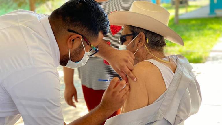 Adultos mayores de El Huitussi, Bachoco, Corerepe y Cubilete, Guasave, recibieron la vacuna contra el Covid-19 este martes.