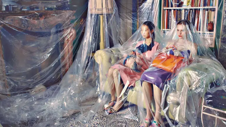 Muchachas inmovilizadas cubiertas de plástico.