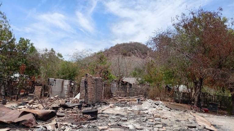 En la comunidad de El Tecomatillo, cerca de Escuinapa, los enfrentamientos armados han destruido viviendas.