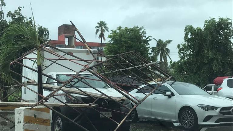 Varias estructuras metálicas colapsaron por los vientos.