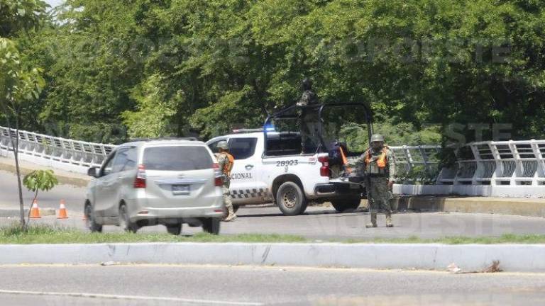 La Guardia Nacional detuvo a dos sujetos y les decomisó un arma larga y cartuchos durante una revisión en Culiacán.