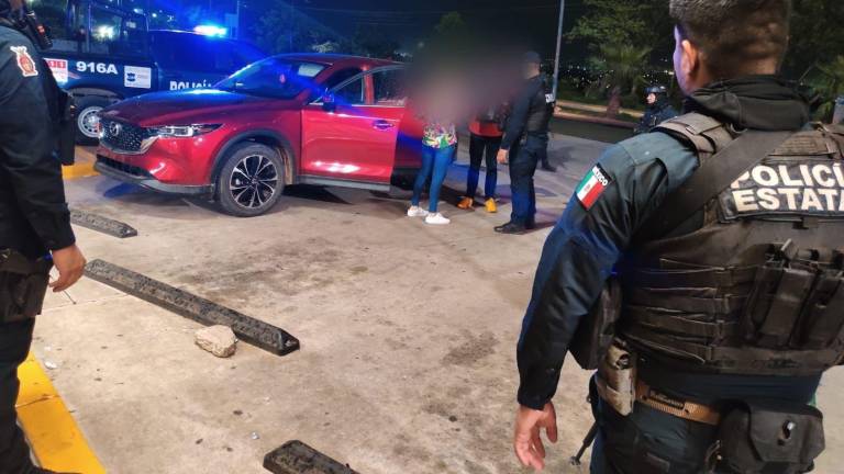 Agentes del Grupo Élite de la Policía Estatal Preventiva recuperaron una camioneta que había sido robada en Culiacán.