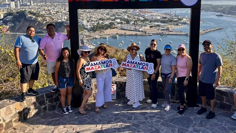 La Alcaldesa de Mazatlán Estrella Palacios Domínguez defiende el letrero en el Faro.