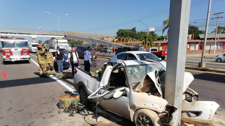 Dos lesionados graves tras choque de camioneta en Mazatlán