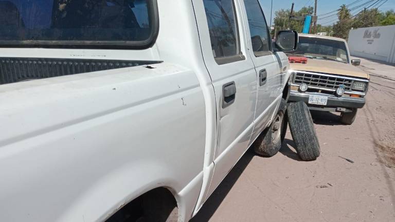 Camioneta asegurada tras las persecución que abarcó la zona de Bacurimi y Pradera Dorada, en Culiacán.