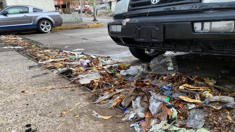 Tras la lluvia nocturna, alcantarillas en calles de Culiacán amanecen llenas de basura