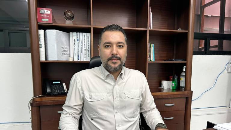 Octavio Sánchez Silva, director de Servicios Públicos de Culiacán, explica el trabajo de limpieza tras las lluvias.