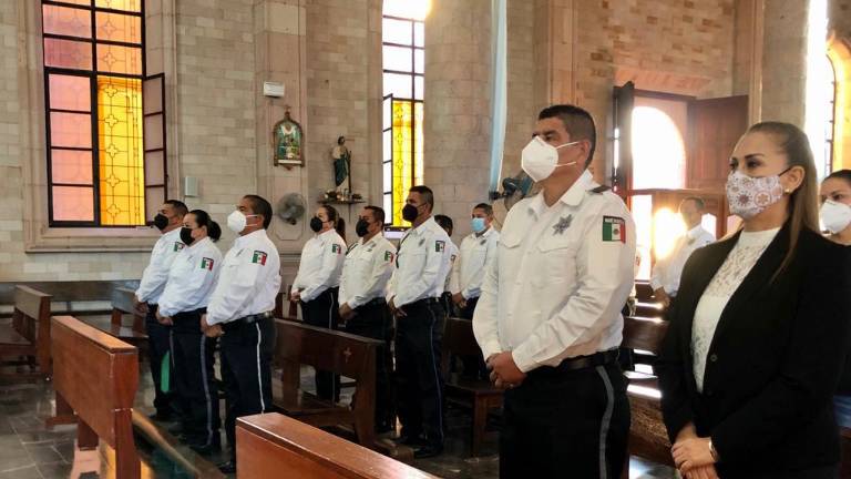Los 34 elementos del cuerpo policíaco vial y sus familiares recibieron la bendición del Párroco Julio Castillo.