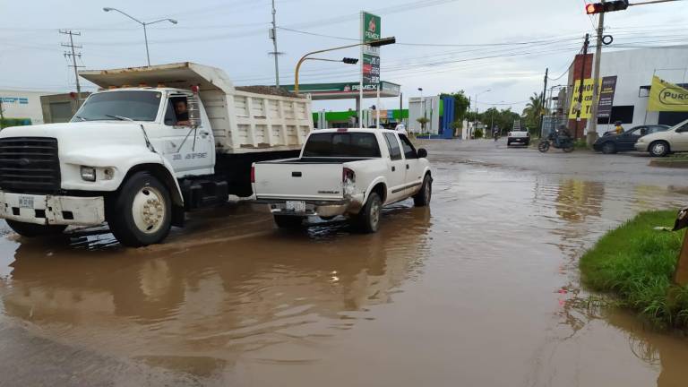 Mazatlán registra este sábado fuertes vientos con lluvia y apagones en algunas zonas