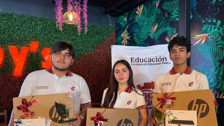 Como reconocimiento al logro obtenido por cada uno de los jóvenes, el plantel le hizo entrega de una tablet.
