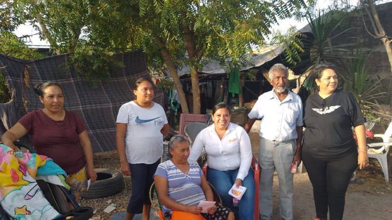 Escucha Ana Luisa Bautista necesidades de vecinos de Escuinapa