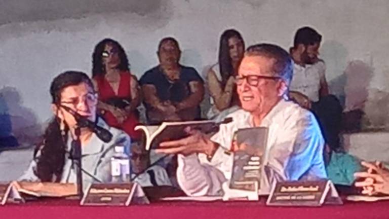 El actual Secretario General de Gobierno propuso que en algún punto del malecón se ponga la frase del escritor chileno de que las olas bañan a todo el pueblo de esta ciudad.