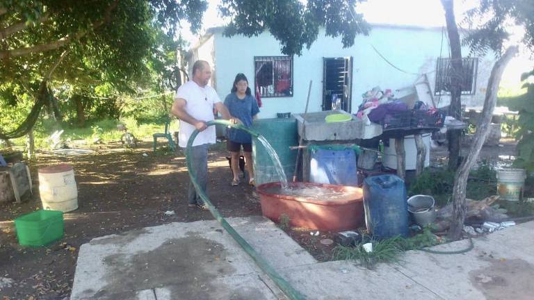 Lleva Jumapam agua en pipas a comunidades afectadas por el estiaje.