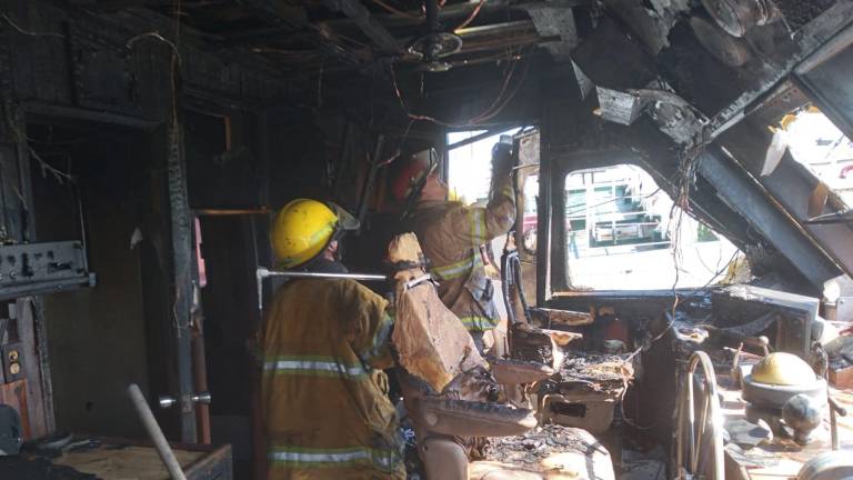 En Mazatlán, se incendia cabina de mando de barco en reparación