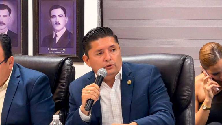 César Emilio Gerardo Lugo, Regidor por el PRI, expone en sesión de Cabildo las fallas de electricidad en Ahome.