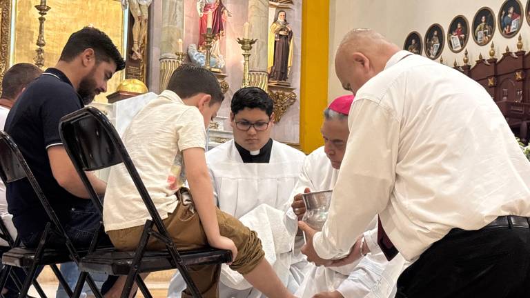 Los pies de un pequeño y otros feligreses católicos fueron lavados este Jueves Santo por el Obispo de Culiacán, Jesús José Herrera.