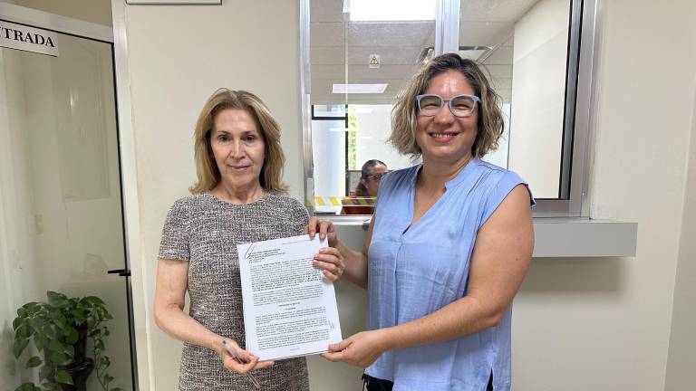 Sarahí Tirado Osuna entrega en el Congreso del Estado la iniciativa para crear la Secretaría de Cultura de Sinaloa.
