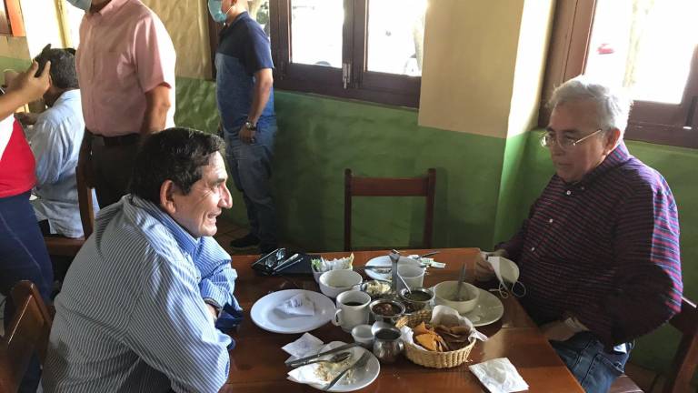 El Gobernador electo de Sinaloa Rubén Rocha Moya y Héctor Melesio Cuén en un restaurante de Mazatlán.