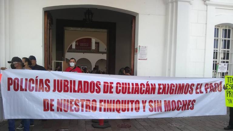 Policías jubilados exigen el pago de su finiquito sin moches.