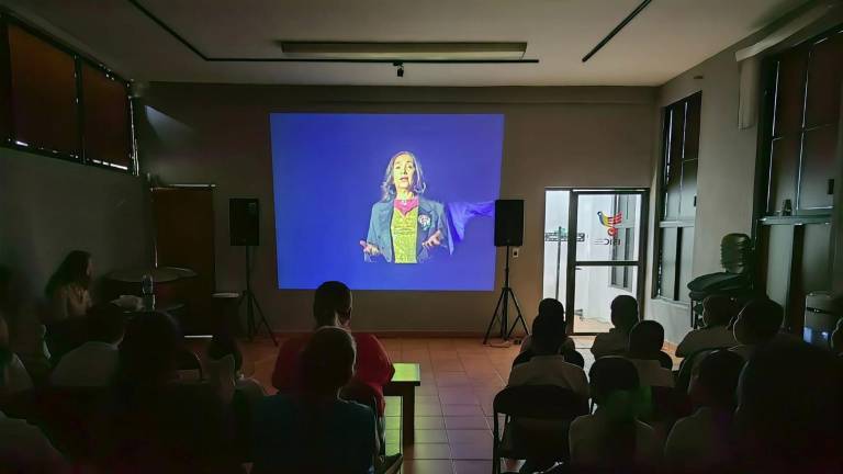 Niños de diferentes escuelas de Mazatlán acuden a la proyección.