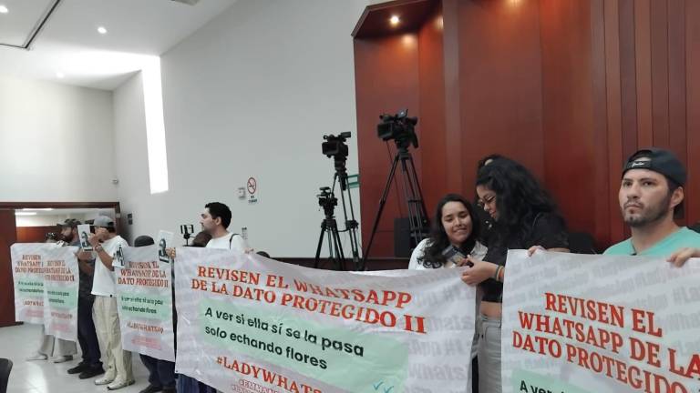 Protesta de colectivos en el Congreso de Sinaloa por el proceso judicial contra la activista Emma Zermeño.