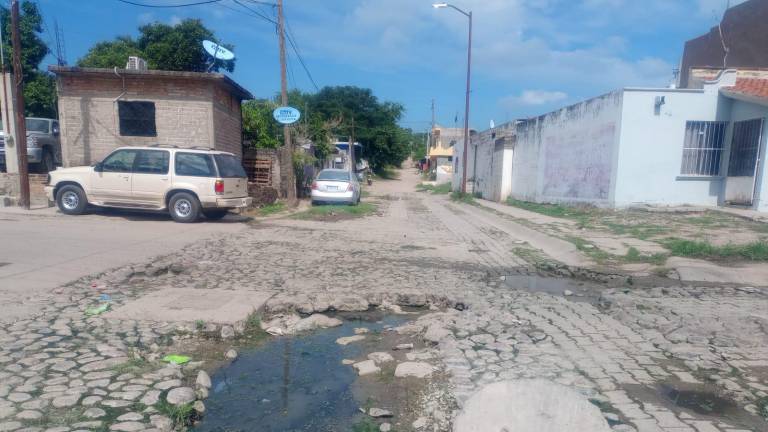 Urge resuelvan problema de aguas negras en calle de Escuinapa