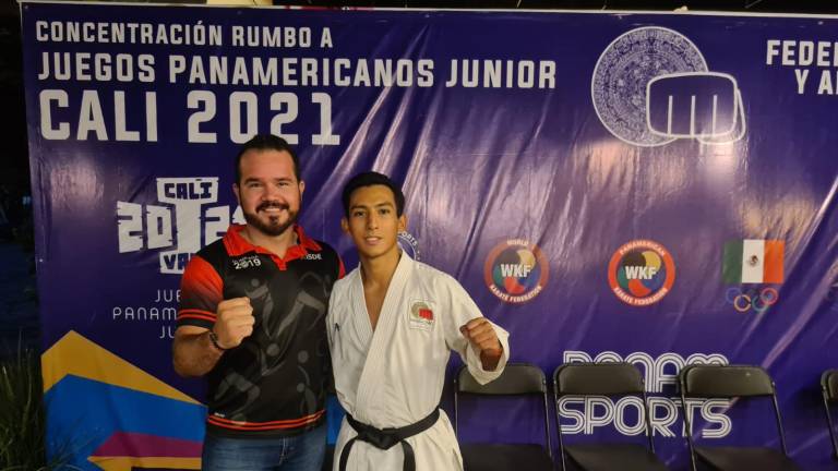 César Ramírez, entrenador de karate de la UAS, junto a uno de sus pupilos.