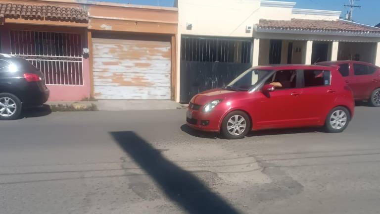 Los conductores deben realizar maniobras para evitar el bache.