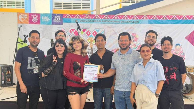 Regina, conocida artísticamente como “Kiki”, presentó su proyecto musical “Kiki y los Corazones Rotos”.
