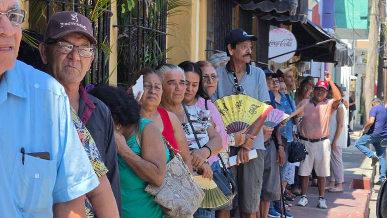 Adultos mayores hacen fila para poder cobrar su pensión en el Banco del Bienestar.