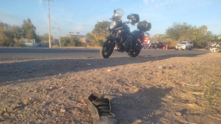 Vehículo choca con motocicleta en carretera a Sanalona; hay dos lesionados
