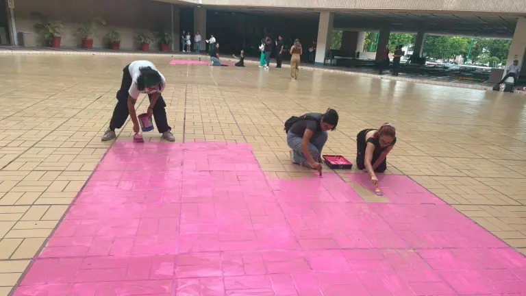 Feministas protestan en Palacio de Gobierno para exigir más acciones ante el aumento de feminicidios en Sinaloa.