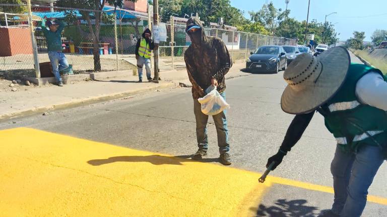 Se renovaron las rayas amarillas centrales y segmentos de línea blanca para delimitar correctamente los carriles y mejorar el ordenamiento vial.