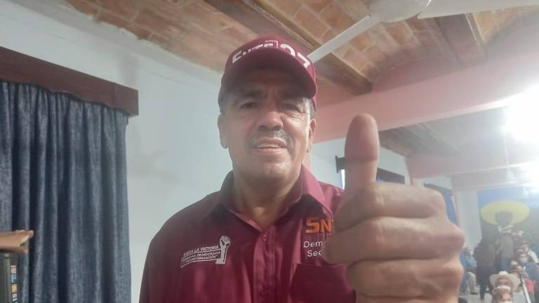 El candidato de la planilla tinta a Secretario General del SNTE 27 Carlos Alfonso Rea Camacho.