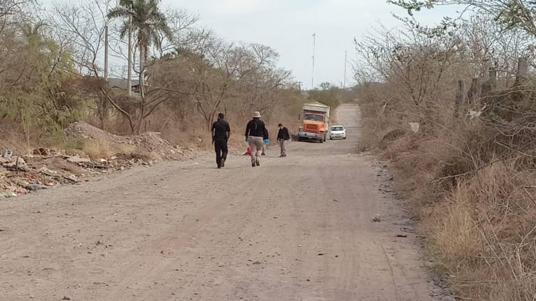 El cuerpo de un joven, que presentaba varias heridas de bala, fue encontrado en un camino de terracería.