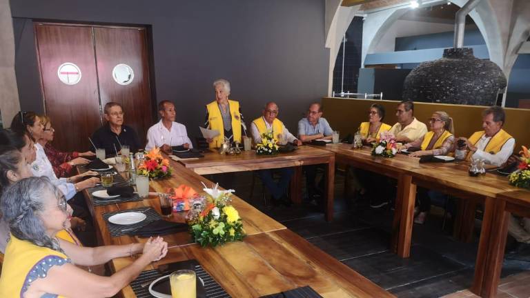 Celebran su 79 aniversario ayudando a la ciudadanía Club Leones de Mazatlán.
