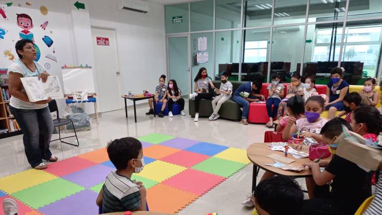 La cuentacuentos Isabel Ramírez transporta a los niños a un viaje por la conservación y amor a la naturaleza.