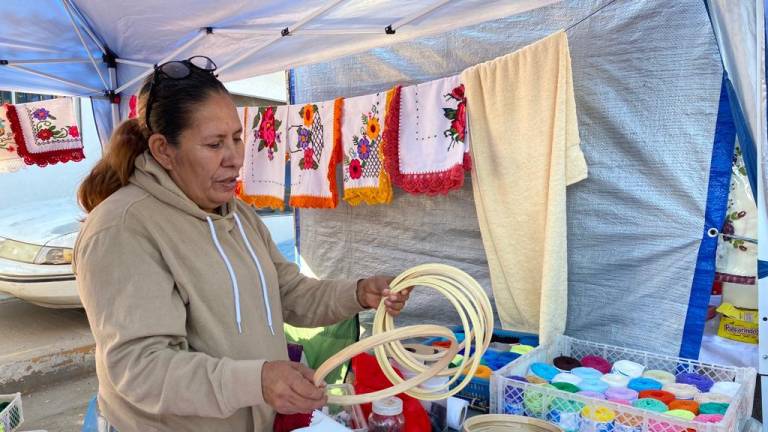 Adela Esparza vende sus creaciones y material para bordar en el tianguis Los Huizaches, en Culiacán.
