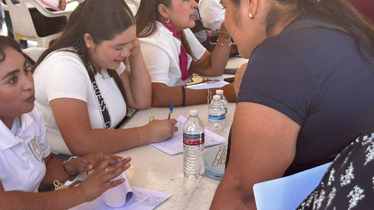 Habitantes de Villa Juárez, en Navolato, acuden a evento de Imelda Castro con recibos de luz e INE.