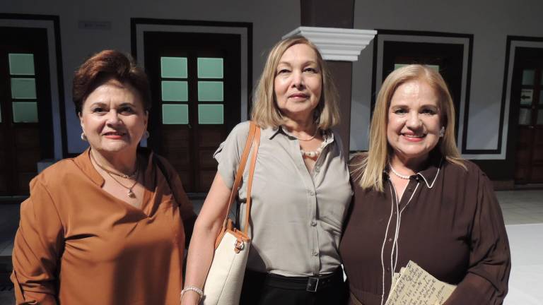 Acompañan a Paulina Salazar en la presentación de su libro