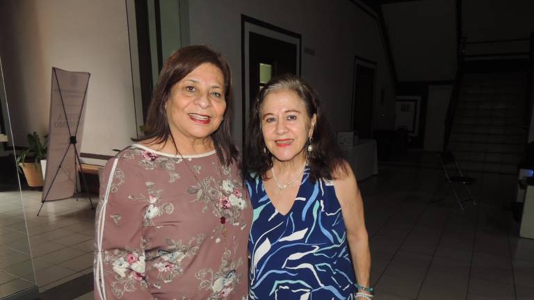 Acompañan a Paulina Salazar en la presentación de su libro