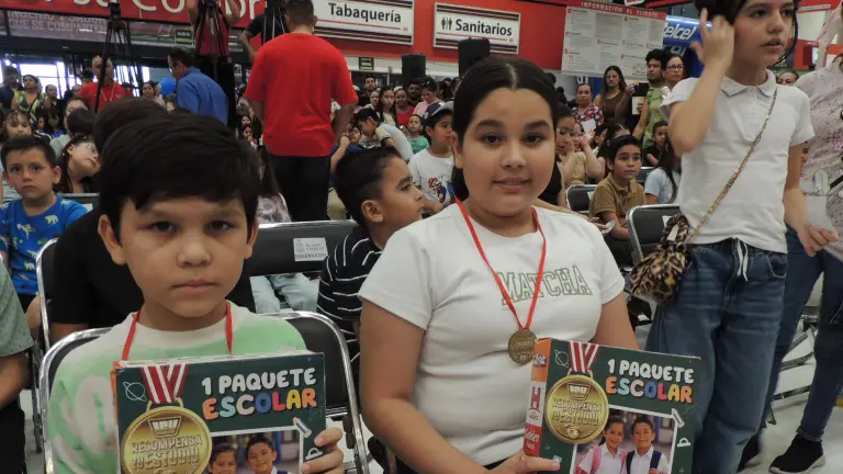 Recompensa Casa Ley a los niños y niñas más sobresalientes